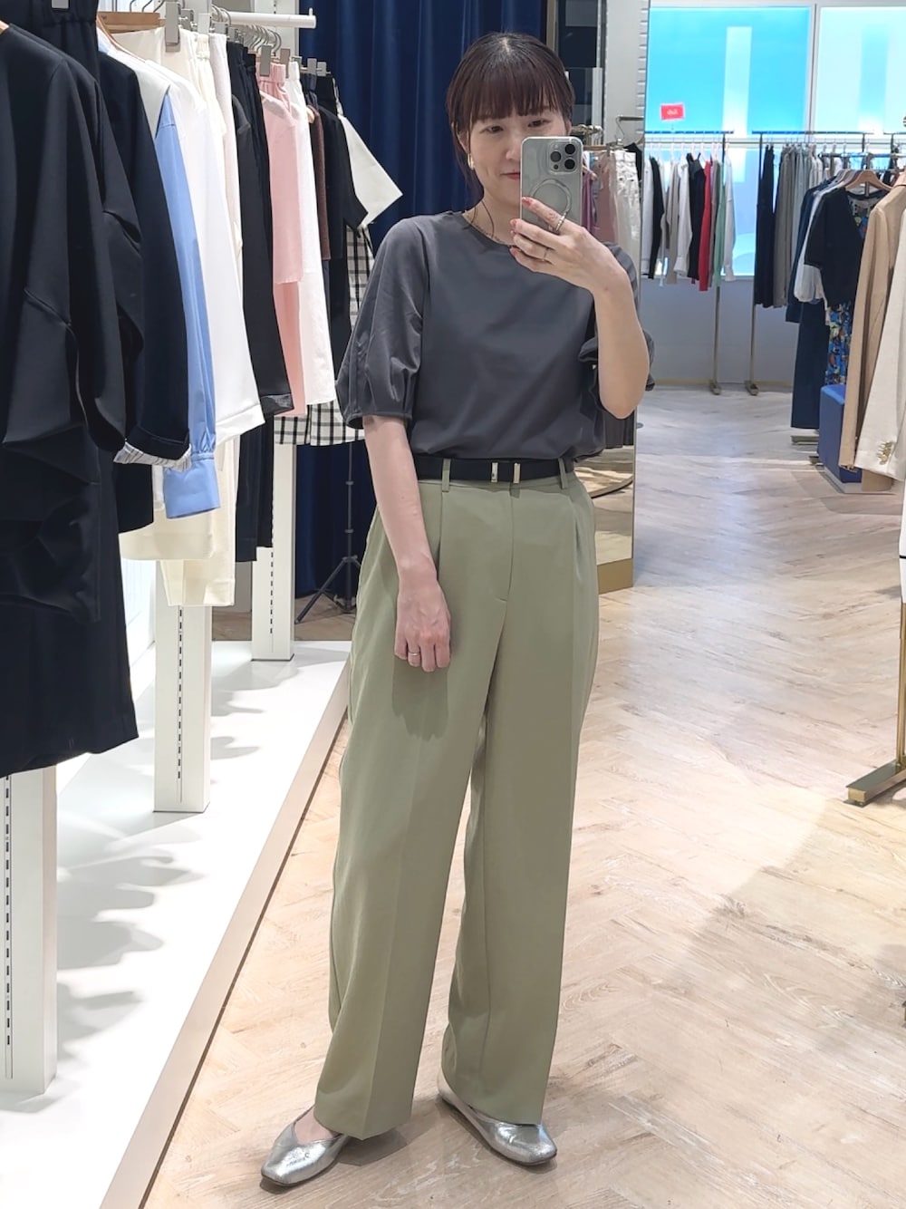 「Tシャツ、Tシャツコーデ、Ｔシャツ、Tシャツ/カットソー、カットソー、袖ボリューム、ボリューム袖、パフスリーブ、グレー、グレーコーデ、オフィスカジュアル、夏だ！Tシャツ着よう！、夏コーデ、夏」｜「NOLLEY’Sの【PR林☆別注カラーあり】ウォッシャブルツイルストレッチ愛されワイドパンツ（その他パンツ、グリーン系）」を使った、yamaguchiさん（レディース・163cm）の春コーディネートの1枚目の写真