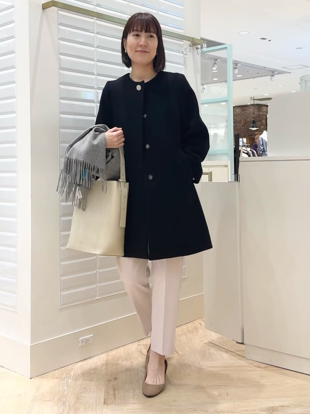 「コート、ロングコート、ショートコート、ノーカラーコート、冬コーデ、オフィスカジュアル、お出かけコーデ、冬アウター、カシミヤ、甘め、大人可愛い、結婚式、オケージョン、アウター、カシミヤマフラー」｜「NOLLEY’Sの《セットアップ対応》ウォッシャブルウール調スリムパンツ（その他パンツ、ピンク系）」を使った、yamaguchiさん（レディース・163cm）の秋コーディネートの1枚目の写真