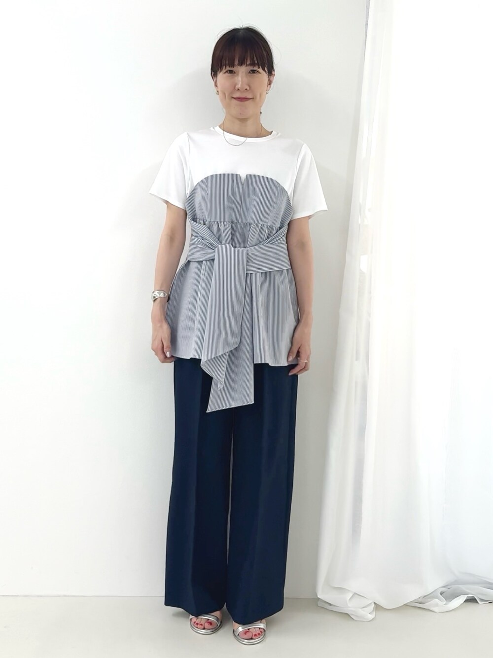 シルバー系のサンダル、ブルー系のその他パンツ、ブルー系のTシャツ/カットソーを着用したレディースの夏コーディネートの1枚目の写真