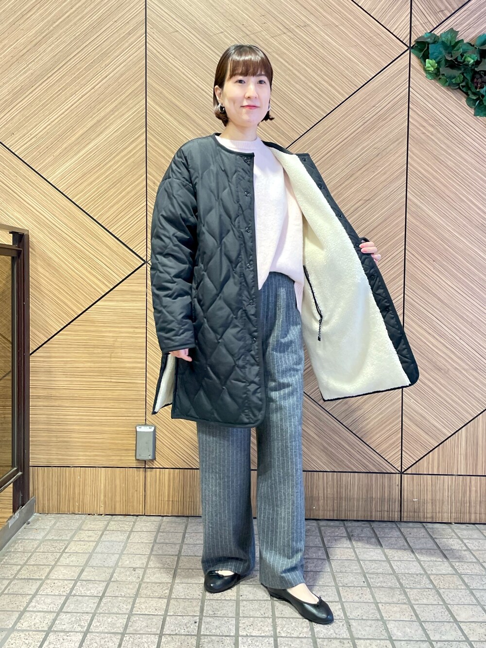 「アウター、コート、ダウンジャケット、ダウン、キルティング、リバーシブル、ボア、黒、パンツスタイル、ニット、冬コーデ、バレエシューズ」｜「TAIONの◇【WEB限定】【TAION/タイオン】ノーカラーボアコート(リバーシブル)（ダウンジャケット/コート、ホワイト系）」を使った、yamaguchiさん（レディース・163cm）の秋コーディネートの1枚目の写真