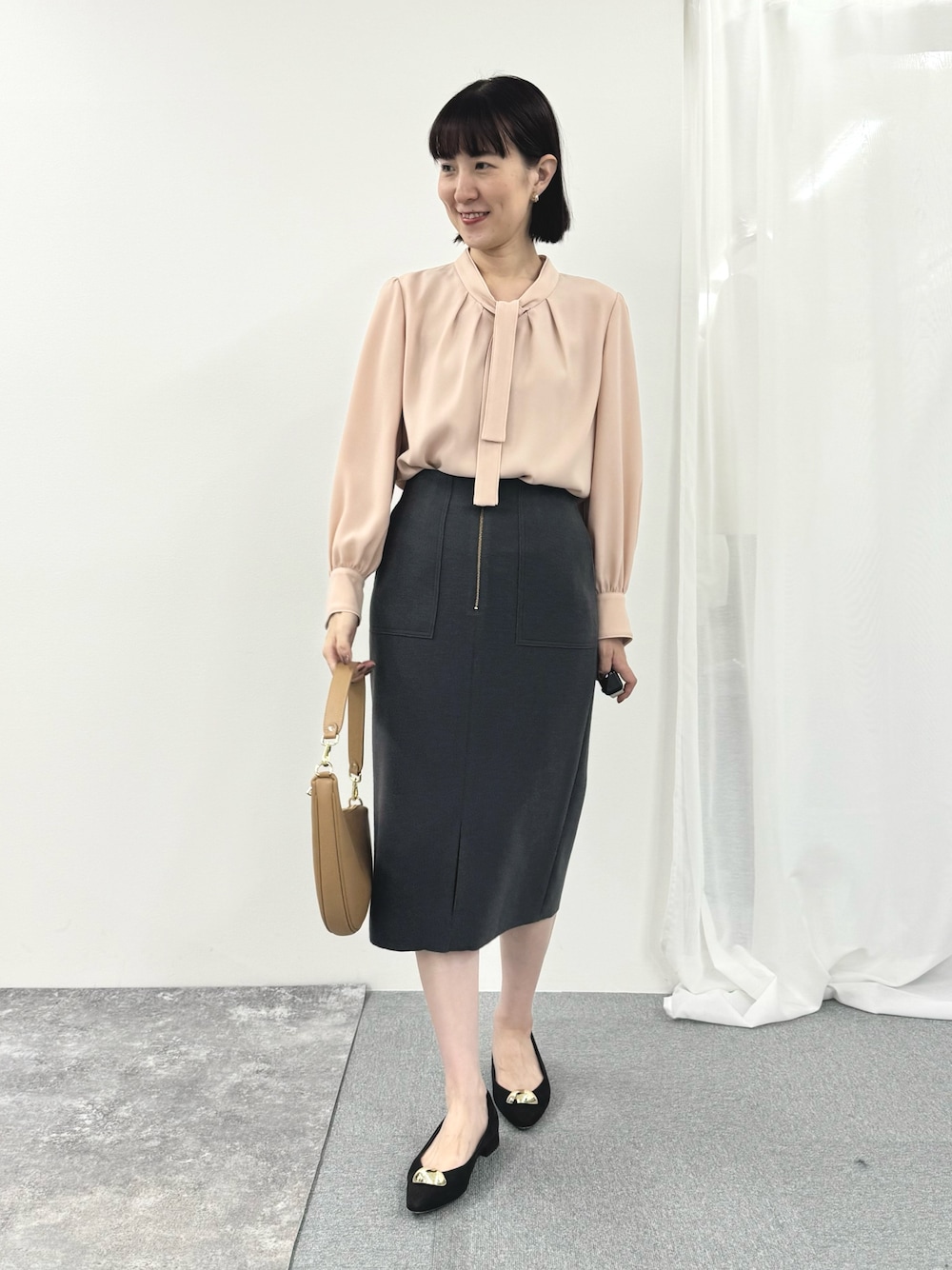「オフィスカジュアル、オフィススタイル、お出かけコーデ、お仕事コーデ、仕事着、タイトスカート、スカート、ブラウス、ボウタイブラウス、リボンブラウス、きちんとスタイル、大人コーデ、フォーマル」｜「NOLLEY’S Sophiのウォッシャブルダブルジャージハーフジップタイトスカート（スカート、グレー系）」を使った、yamaguchiさん（レディース・163cm）の冬コーディネートの1枚目の写真
