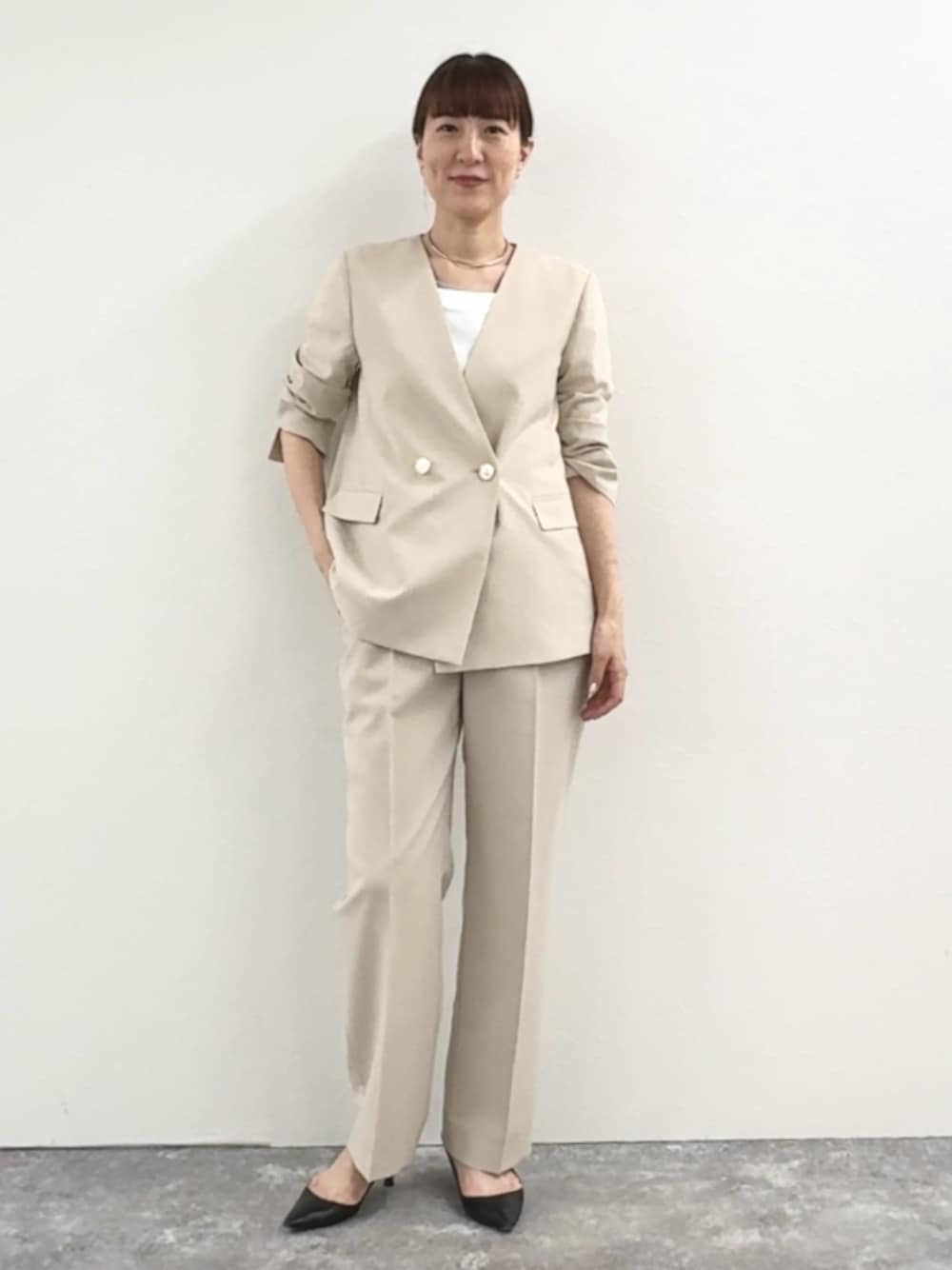 「ワイドパンツ、淡色コーデ、シンプルコーデ、大人ファッション、パンツスタイル、スーツスタイル、パンツスーツ、パンツコーデ、ジャケット、ジャケットスタイル、ノーカラー、ノーカラージャケット、セットアップスタイル、セットアップ」｜「NOLLEY’Sの【grace grace/グラスグラス】コイルチョーカー（チョーカー、シルバー系）」を使った、yamaguchiさん（レディース・163cm）の春コーディネートの1枚目の写真