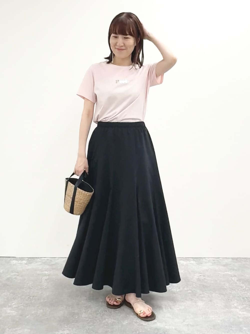 「Tシャツ、Tシャツコーデ、ロゴT、ロゴ、プリントT、スカートスタイル、スカート、スカートコーデ、ロングスカート、フレアスカート、夏ファッション、夏服、夏コーデ、ピンク」｜「NOLLEY’SのプリントTシャツ（Tシャツ/カットソー、ピンク系）」を使った、yamaguchiさん（骨格ナチュラル・レディース・163cm）の夏コーディネートの1枚目の写真