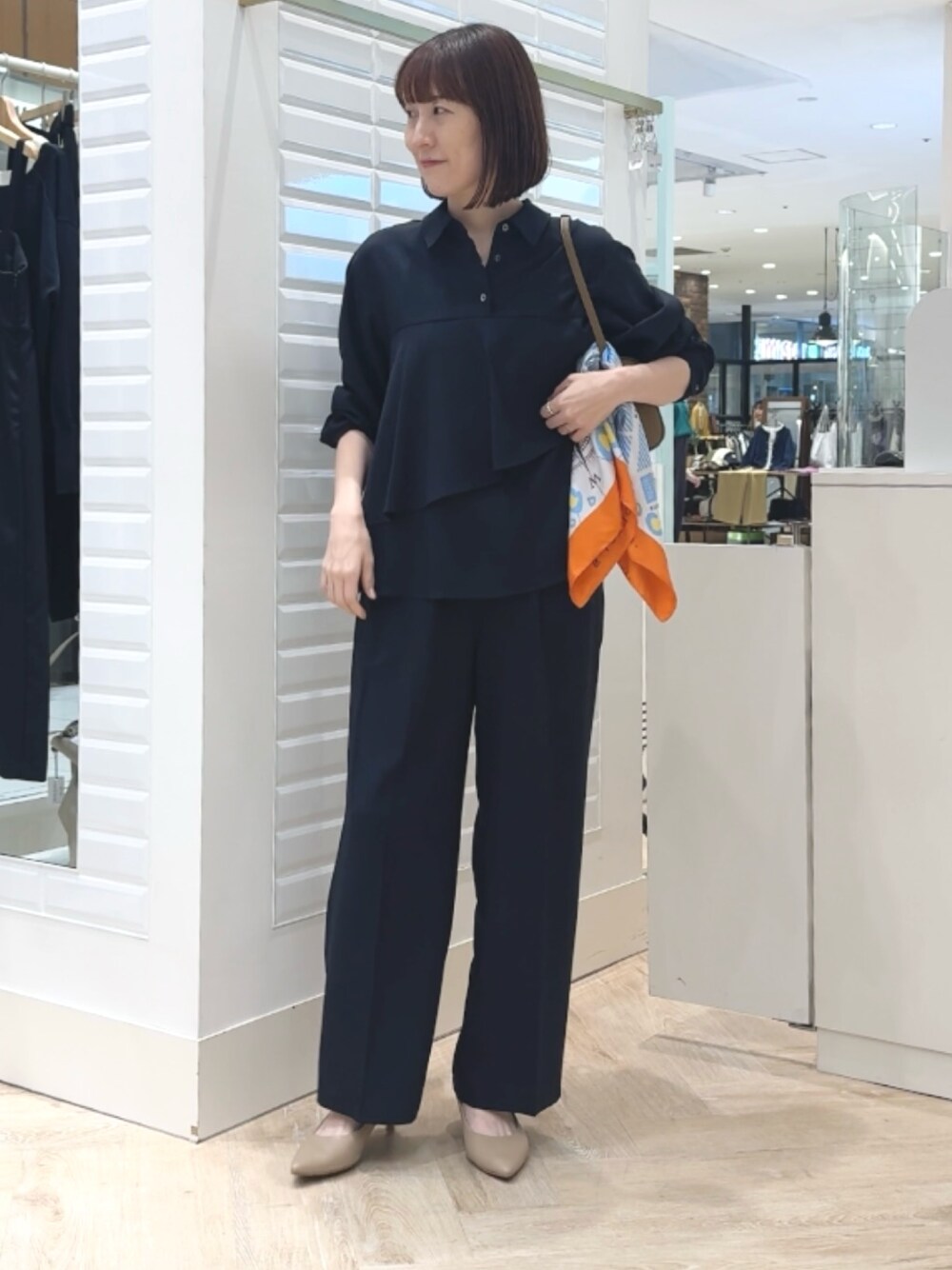 ブルー系のその他パンツ、ブラウン系のショルダーバッグ、ブルー系のシャツ/ブラウスを着用したレディースの秋コーディネートの1枚目の写真