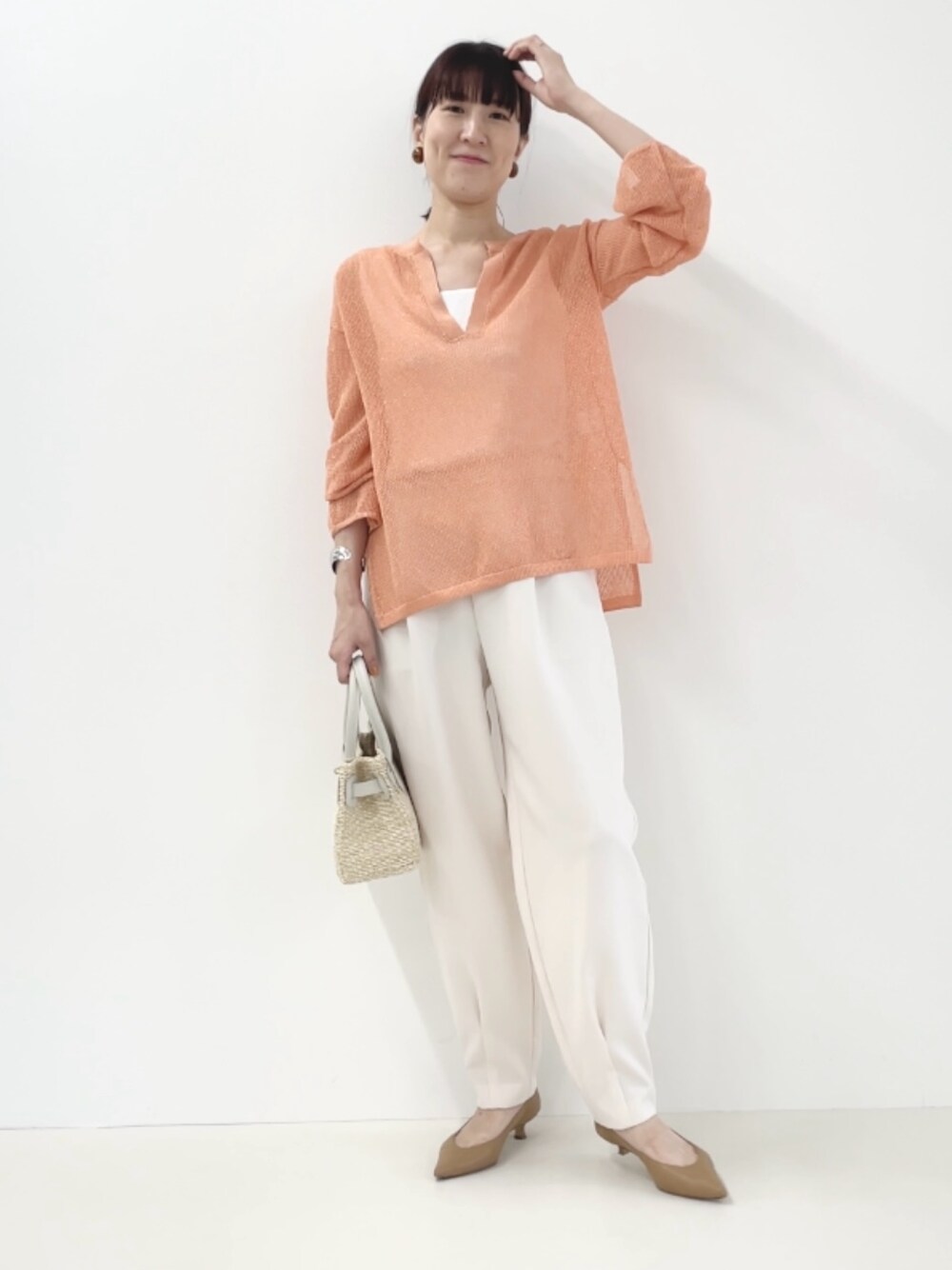 ホワイト系のその他パンツ、ホワイト系のかごバッグ、ホワイト系のタンクトップを着用したレディースの春コーディネートの1枚目の写真