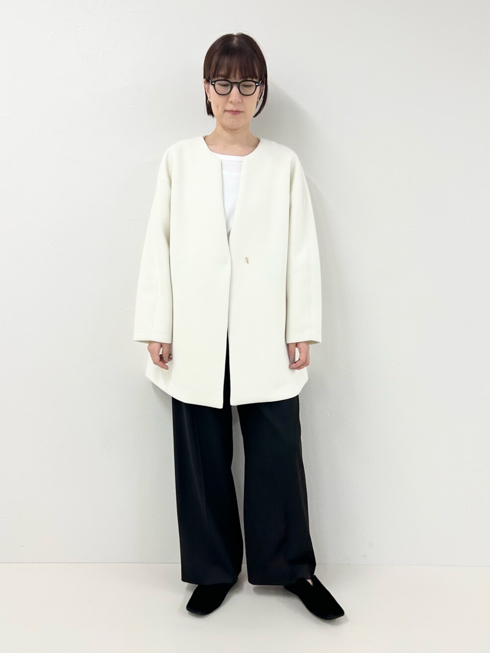 ホワイト系のTシャツ/カットソー、ブラック系のその他パンツ、ホワイト系のブルゾンを着用したレディースの冬コーディネートの1枚目の写真