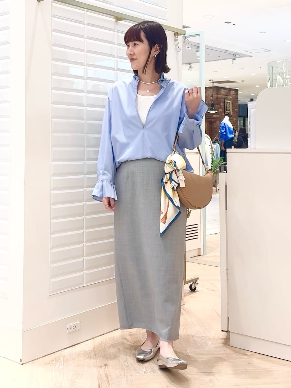「スカートスタイル、スカート、スカートコーデ、グレー、タイトスカート、シャツ、シャツスタイル、スキッパーシャツ、プリーツ、フリル、フリルトップス、フリルブラウス、春コーデ、オトナカジュアル、40代ファッション」｜「NOLLEY’Sの《オールシーズン対応》ウォッシャブルHandsomeフリンジタイトスカート（スカート、グレー系）」を使った、yamaguchiさん（レディース・163cm）の春コーディネートの1枚目の写真