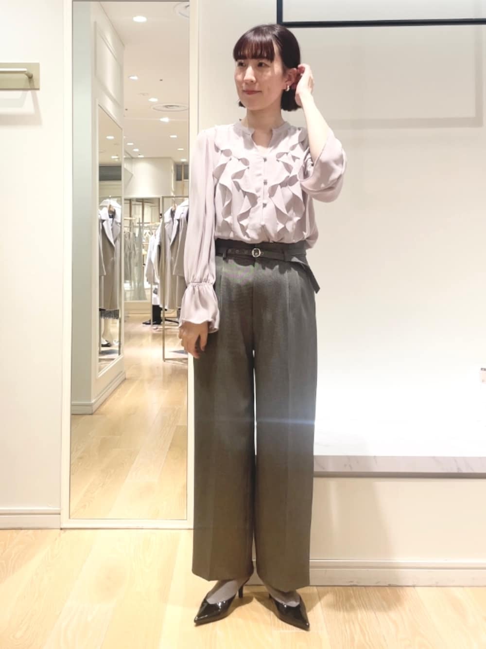 グレー系のその他パンツ、ピンク系のシャツ/ブラウス、ゴールド系のイヤリングを着用したレディースの冬コーディネートの1枚目の写真