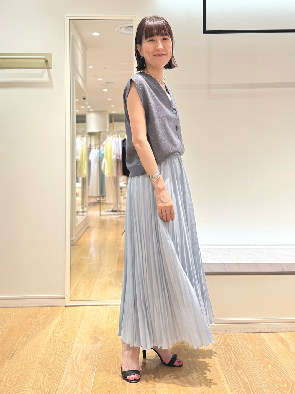 「プリーツスカート、スカート、スカートスタイル、ニット、ニットベスト、ニットコーデ、ブルベ夏、淡色コーデ、きれいめカジュアル、フェミニンコーデ、お出かけコーデ、シンプル、爽やかコーデ」｜「NOLLEY’S Sophiの《手洗い可能》総針Vネックラメベスト（ベスト、グレー系）」を使った、yamaguchiさん（レディース・163cm）の夏コーディネートの1枚目の写真