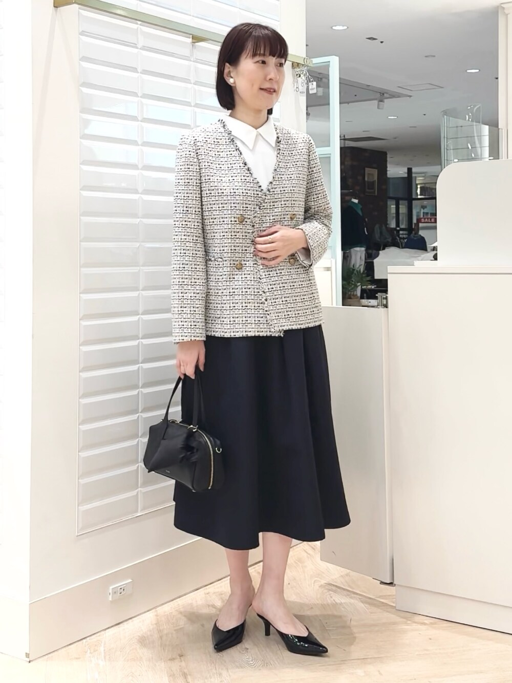 「ジャケット、ジャケットスタイル、ツイード、ツイードジャケット、オケージョン、セレモニー、卒業式、入学式、入園式」｜「NOLLEY’Sの横長ボストン　チュールサブバック付き（ボストンバッグ、ブラック系）」を使った、yamaguchiさん（レディース・163cm）の冬コーディネートの1枚目の写真
