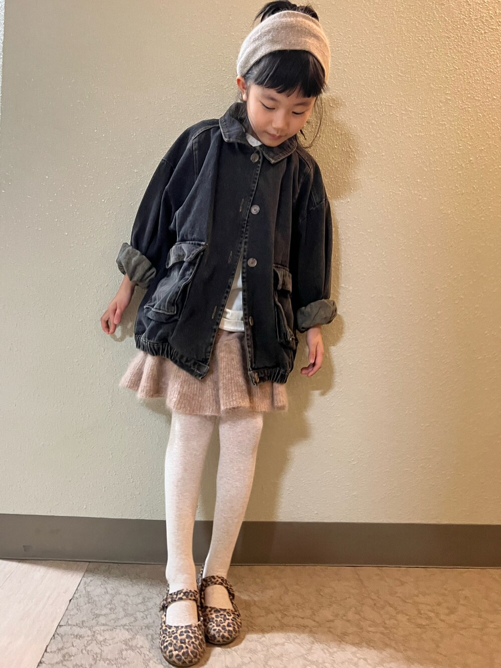 「女の子コーデ、ニット、冬コーデ、カジュアル、おんなのこ、ふわふわ、ストリート、タイツ、小学生、ヘアバンド、ミニスカート、ビッグシルエット、デニム、デニムジャケット、バレエシューズ」｜「韓国子供服のアイテム（デニムジャケット、ブラック系）」を使った、pecocoさん（キッズ・120cm）の冬コーディネートの1枚目の写真