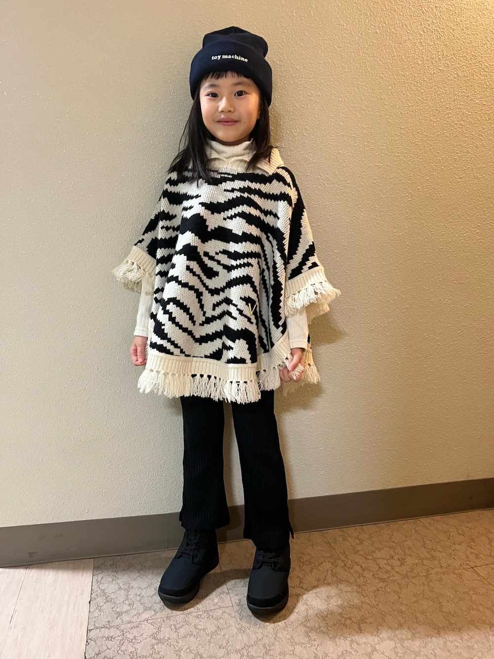 「キッズファッション、カジュアル、冬コーデ、おんなのこ、女の子、ポンチョ、ニット帽、あったかコーデ、一年生、ストリート」｜「TOY　MACHINEのTOY MACHINE/トイマシーン キッズ ビーニー ニット帽 128145201（ニットキャップ/ビーニー、ブルー系）」を使った、pecocoさん（キッズ・120cm）の冬コーディネートの1枚目の写真