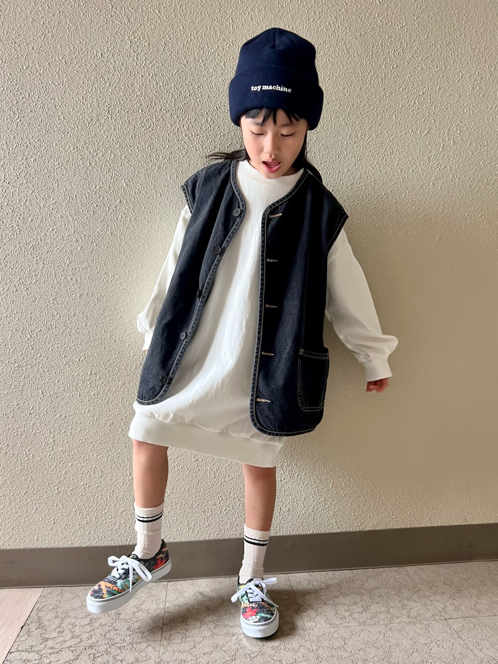 「シンプルコーデ、キッズコーデ、春コーデ、ワンピース、デニムベスト、VANS、スニーカー、ニット帽、ストリート、スウェットワンピース、おんなのこ、女の子コーデ、ベスト、韓国子供服」｜「LOWRYS FARMのバックプリントミニワンピース　175482（ワンピース、ホワイト系）」を使った、pecocoさん（キッズ・120cm）の冬コーディネートの1枚目の写真