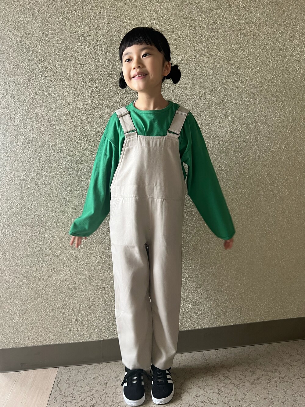 「春服デビュー宣言、シンプルコーデ、キッズファッション、春コーデ、オーバーオール、春色、スニーカー、アディダス、ガゼル、おんなのこ、女の子コーデ、韓国子供服」｜「GLOBAL WORKの【キッズ】ソフトタッチ／リラックスサロペ/959285（サロペット/オーバーオール、ホワイト系）」を使った、pecocoさん（キッズ・120cm）の春コーディネートの1枚目の写真