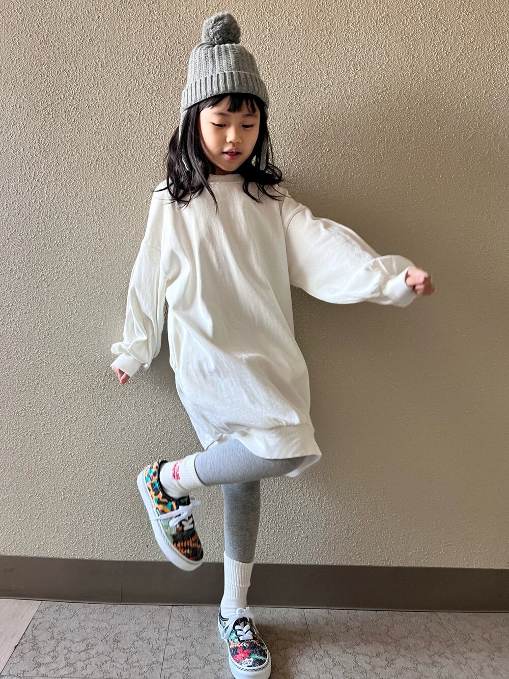 「淡色コーデ、ニット帽、カジュアルコーデ、キッズコーデ、ワンピース、VANS、スニーカー、おんなのこ、女の子コーデ、オーセンティック、ローリーズファーム(LOWRYS FARM)、春コーデ、ほめられ本命コーデ、シンプルコーデ」｜「ZARA KIDSのアイテム（ニットキャップ/ビーニー、グレー系）」を使った、pecocoさん（キッズ・120cm）の冬コーディネートの1枚目の写真