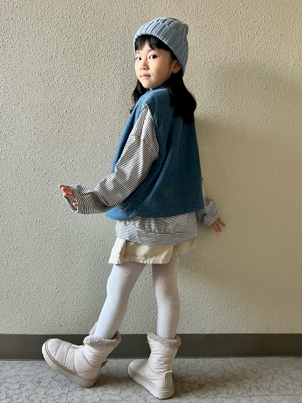 「キッズファッション、カジュアルコーデ、ムートンブーツ、デニムベスト、スカート、ニット帽、女の子コーデ、おんなのこ、ほめられ本命コーデ」｜「UNIQLOのアイテム（ニットキャップ/ビーニー、ブルー系）」を使った、pecocoさん（キッズ・120cm）の冬コーディネートの1枚目の写真