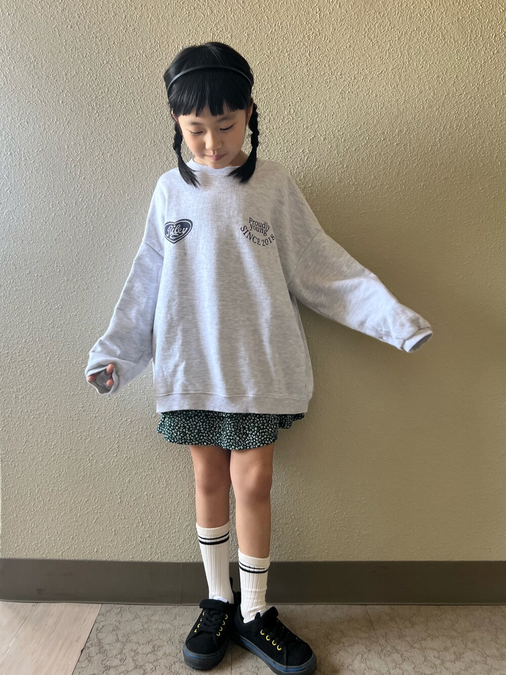 「春服デビュー宣言、キッズファッション、カジュアルコーデ、春コーデ、オーバーサイズ、ビッグシルエット、スウェット、スカート、スニーカー、VANS、カチューシャ、おんなのこ、女の子、韓国子供服、ストリート」｜「韓国子供服のアイテム（スウェット、グレー系）」を使った、pecocoさん（キッズ・120cm）の春コーディネートの1枚目の写真