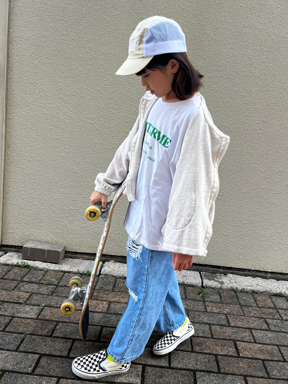 「春のNewスタイル、韓国子供服、カジュアルコーデ、シンプルコーデ、スポーツミックス、ストリート、スニーカー、VANS、デニム、デニムパンツ、クラッシュデニム、キャップ、二年生コーデ♡」｜「VANSのVANS:CLASSIC SLIPON CHECKERBOARD（スニーカー、ブラック系）」を使った、pecocoさん（キッズ・125cm）の春コーディネートの1枚目の写真