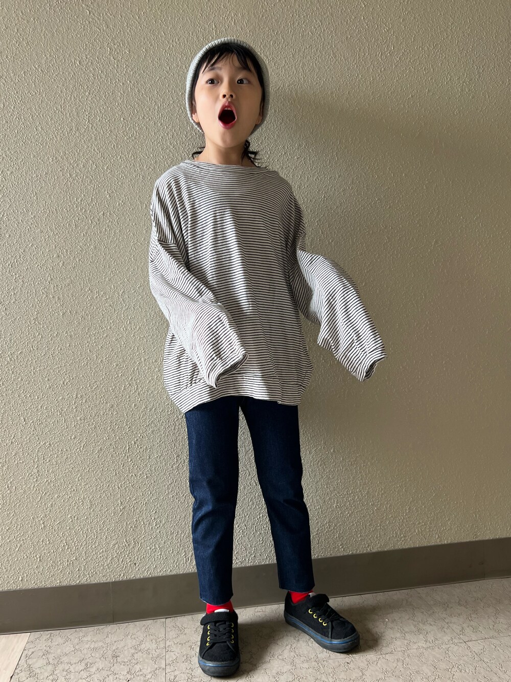 「韓国子供服、デニム、デニムパンツ、オーバーサイズ、ビッグシルエット、ビーニー、カジュアルコーデ、キッズコーデ、スニーカー、VANS、カラーソックス、おんなのこ、春コーデ、二年生コーデ♡、ゆるコーデ」｜「VANSのVANS ヴァンズ UNION2(16-20) ユニオン2 V3845K CAT KURO（スニーカー、ブラック系）」を使った、pecocoさん（キッズ・120cm）の春コーディネートの1枚目の写真