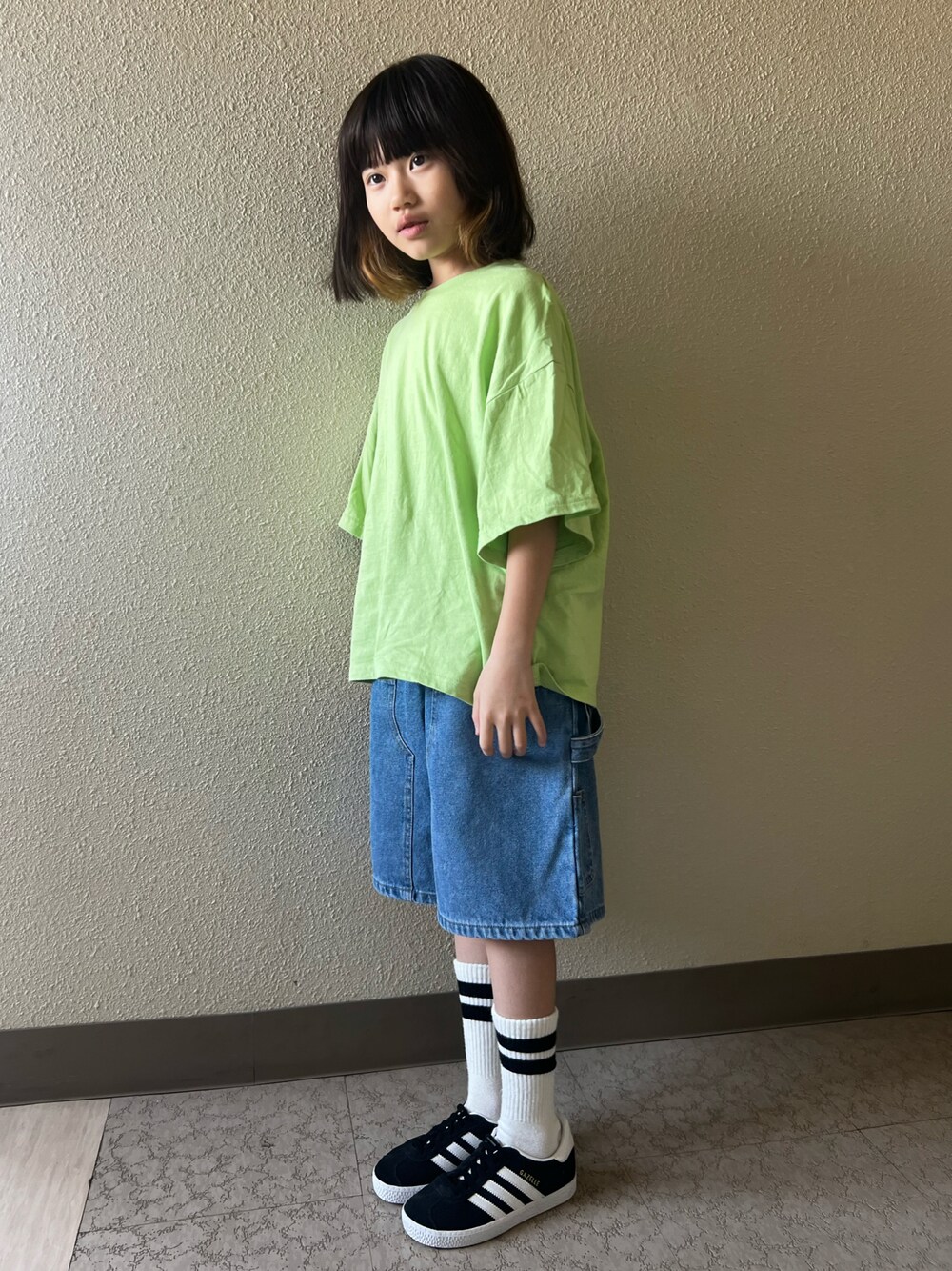 「春のNewスタイル、デニム、春コーデ、カジュアルコーデ、スニーカー、韓国子供服、PAIRMANON STREET、シンプルコーデ、春色、プチプラ、ハーフパンツ、ストリート、二年生コーデ♡、デニムコーデ」｜「PAIRMANON STREETの【PAIRMANON STREET】アソート 無地 クレイジー 配色 半袖 Tシャツ（Tシャツ/カットソー、グリーン系）」を使った、pecocoさん（キッズ・125cm）の春コーディネートの1枚目の写真