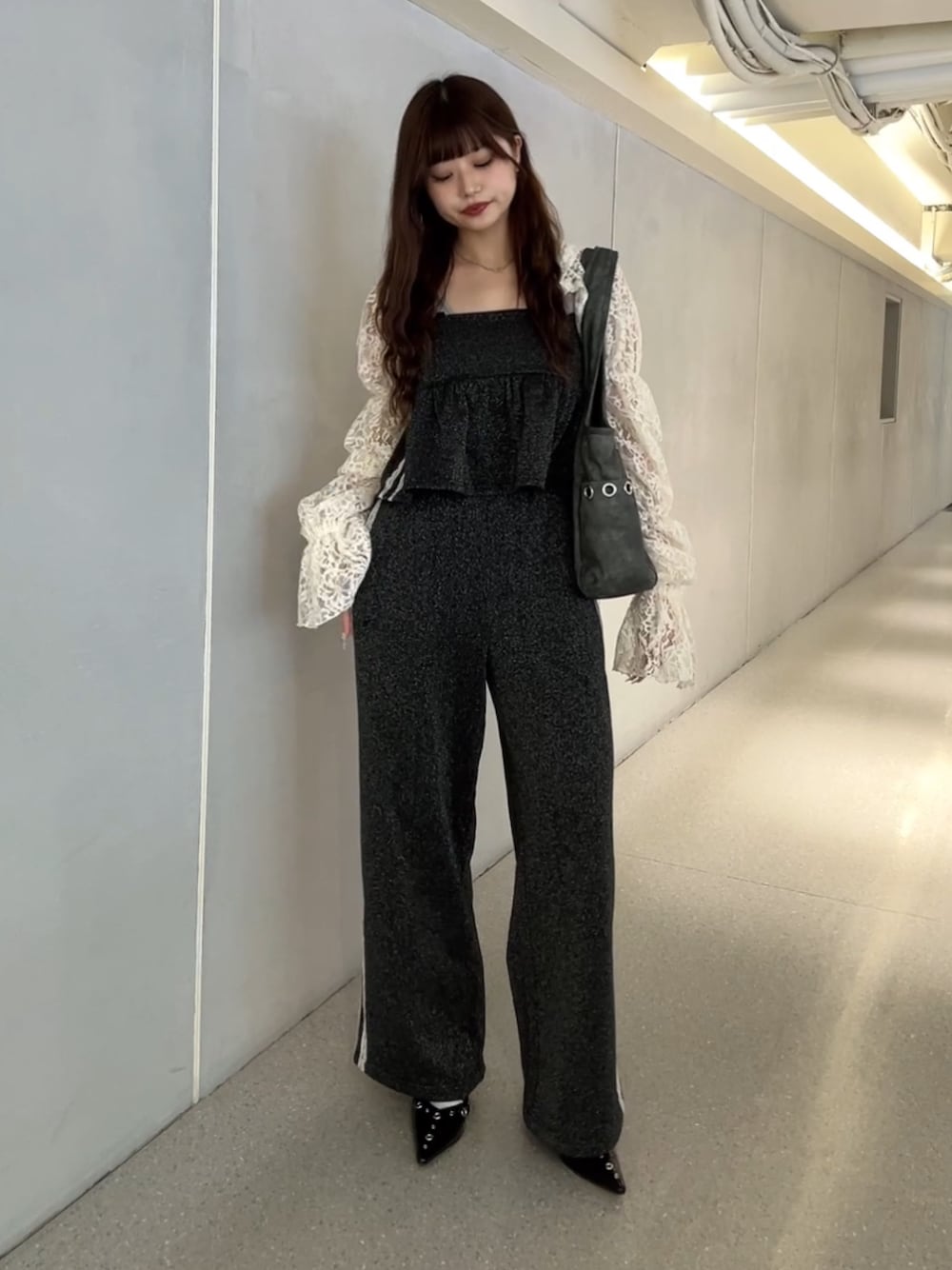 ホワイト系のカーディガン/ボレロ、グレー系のトートバッグ、ブラック系のキャミソールを着用したレディースの春コーディネートの1枚目の写真