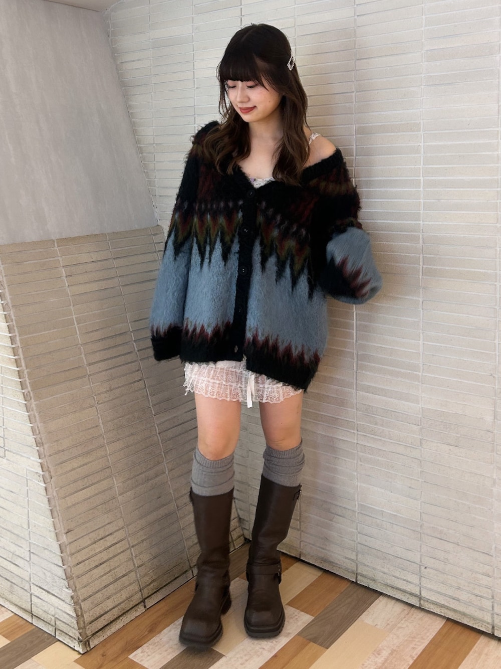 ブラック系のカーディガン/ボレロ、ブラウン系のブーツを着用したレディースの秋コーディネートの1枚目の写真