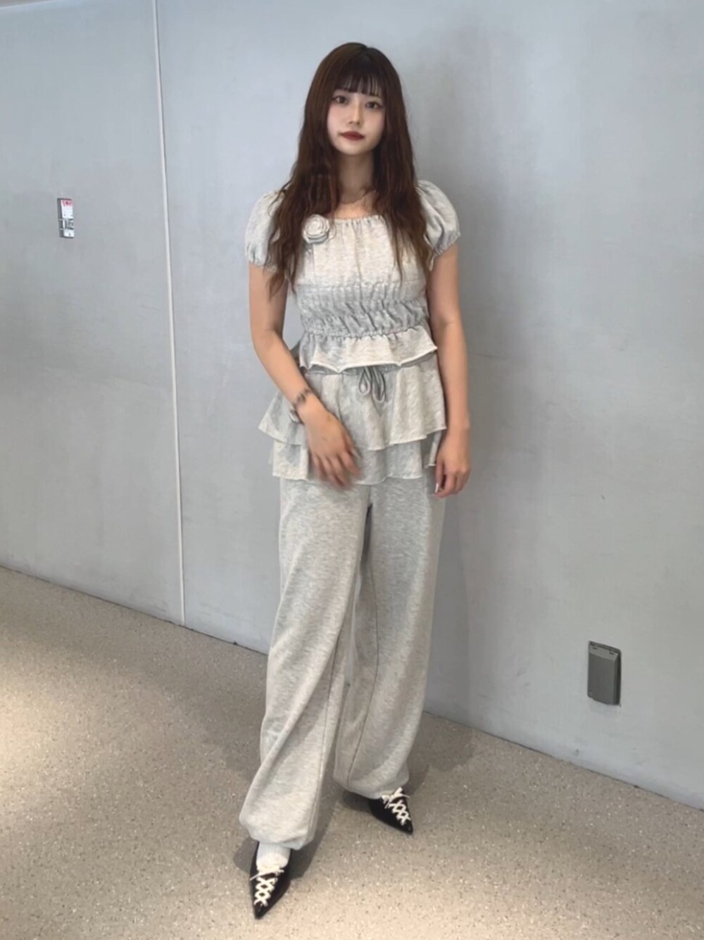 グレー系のTシャツ/カットソー、グレー系のスウェットパンツ、ブラック系のパンプスを着用したレディースの夏コーディネートの1枚目の写真