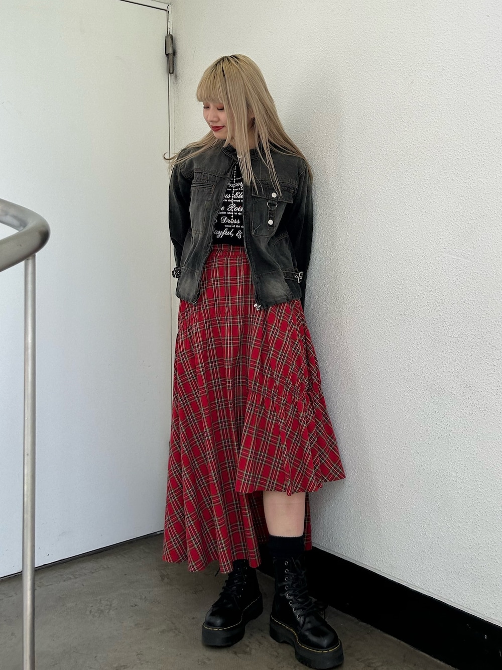 「jouetie、ジュエティ、春コーデ、デニムジャケット、デニム、ブラックデニム、赤チェック、赤チェックスカート、フリルスカート、ファッションを楽しもう、カラーコーデ」｜「jouetieのシングルジップデニムジャケット【セットアップ対応】（デニムジャケット、ブラック系）」を使った、MOMOKAさん（レディース・160cm）の冬コーディネートの1枚目の写真