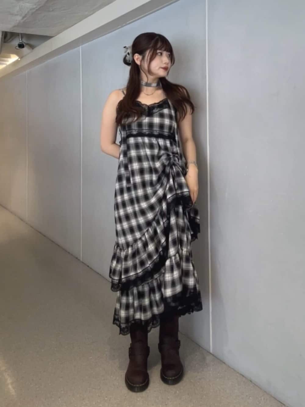 ブラック系のワンピースを着用したレディースの夏コーディネートの1枚目の写真