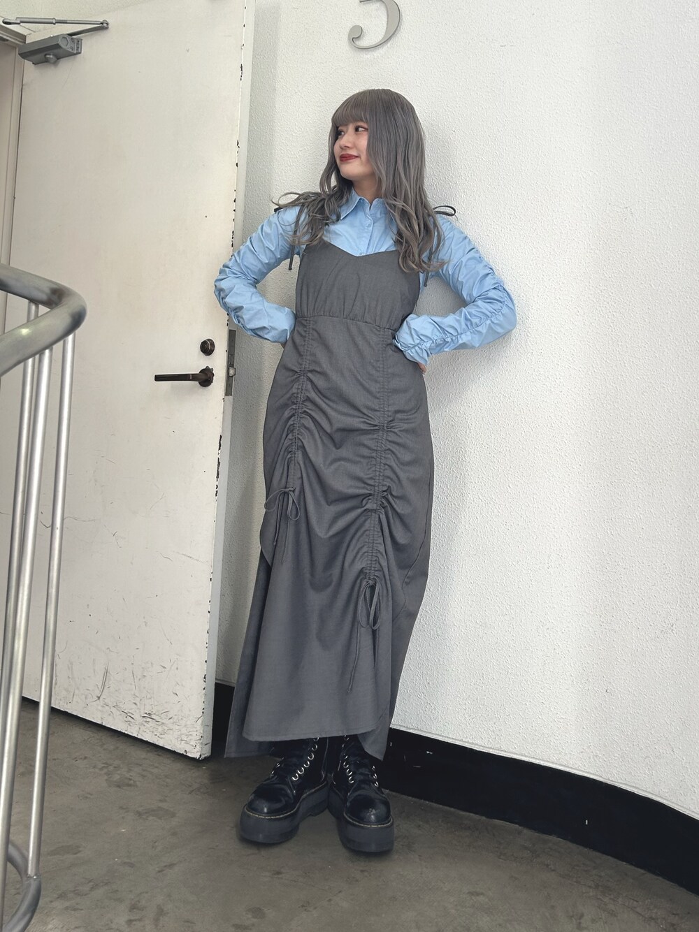ワンピースを使った「ブルーグレー」のレディース人気ファッション
