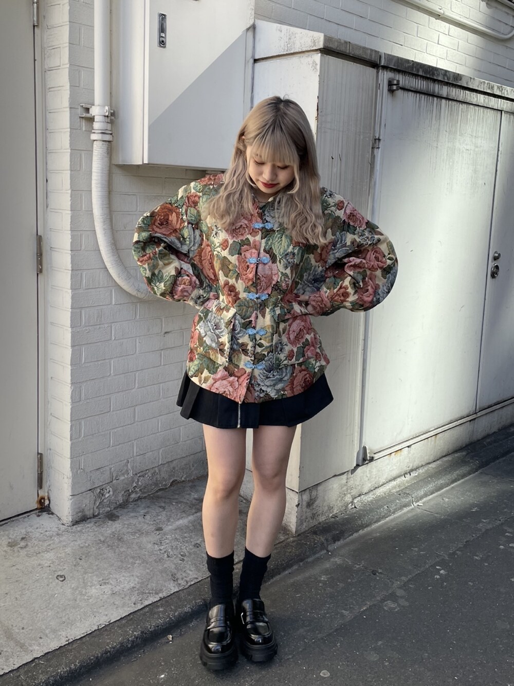 ホワイト系のミリタリージャケット、ブラック系のその他パンツ、ブラック系のローファーを着用したレディースの冬コーディネートの1枚目の写真