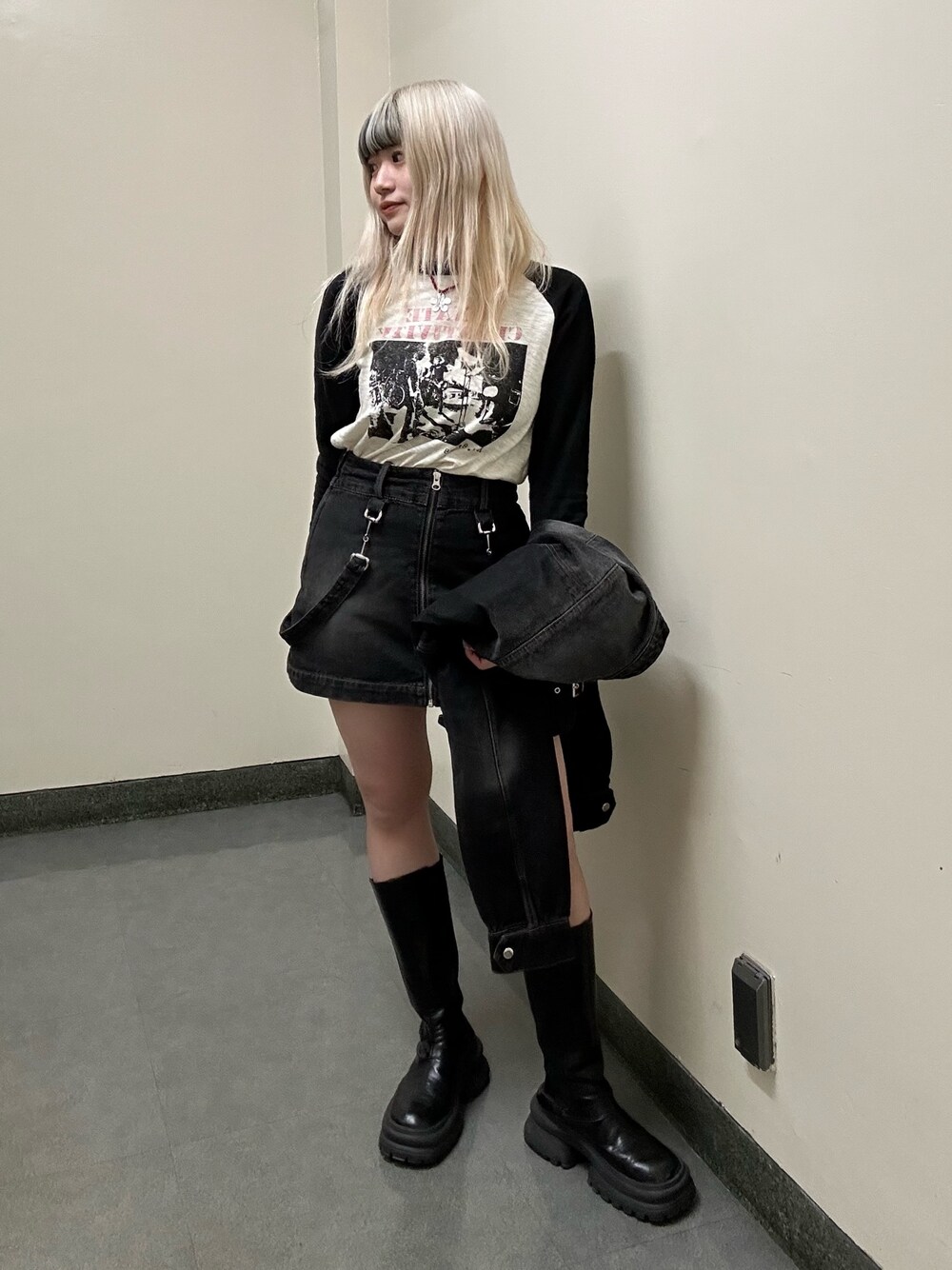 ホワイト系のTシャツ/カットソー、ブラック系のデニムスカート、シルバー系のネックレスを着用したレディースの春コーディネートの1枚目の写真