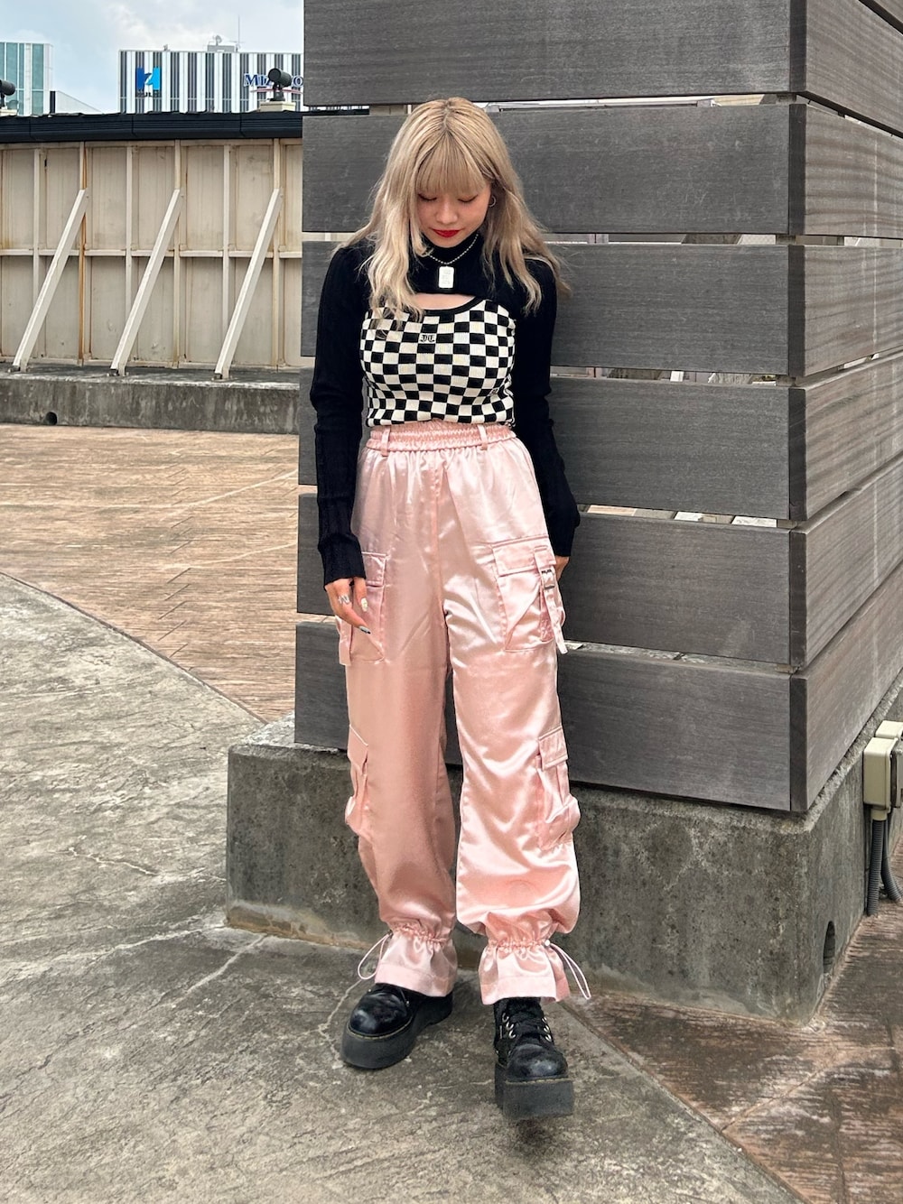 カーゴパンツ（ピンク系）を使った「サテンパンツ」の人気