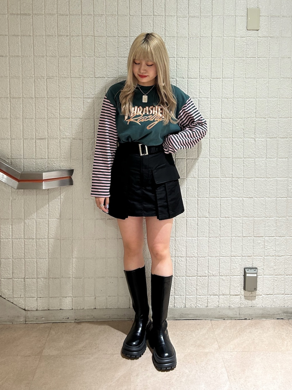 ブラック系のブーツ、ブラック系のその他パンツ、グリーン系のTシャツ/カットソーを着用したレディースの秋コーディネートの1枚目の写真