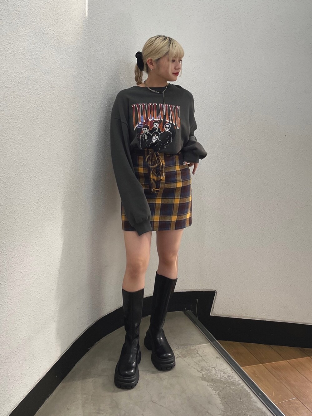 ブラック系のスウェット、イエロー系のスカートを着用したレディースの夏コーディネートの1枚目の写真