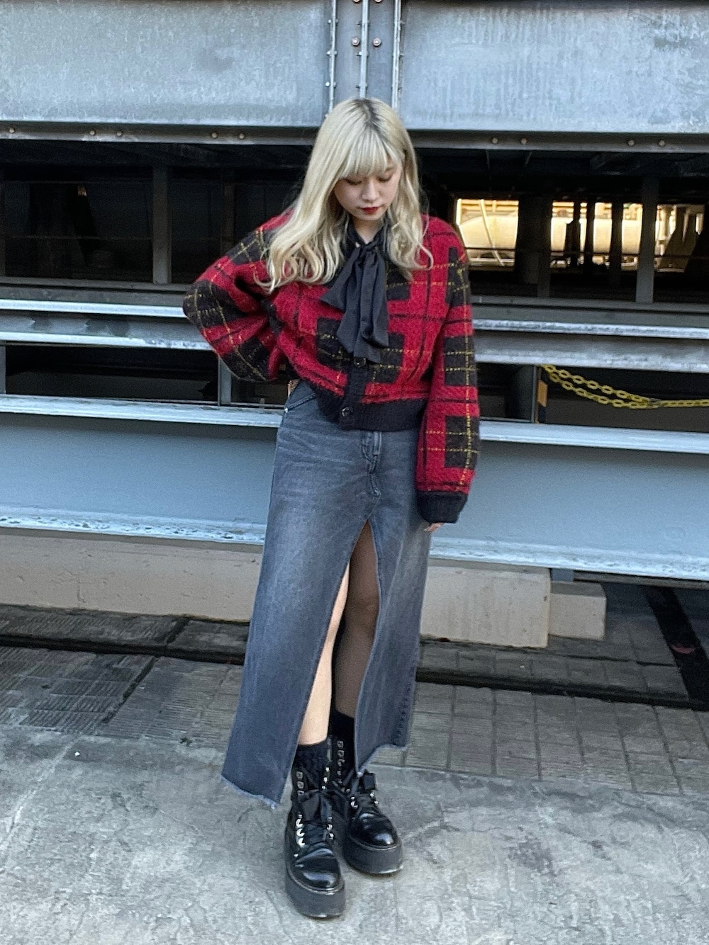 レッド系のカーディガン/ボレロ、ブラック系のシャツ/ブラウス、ブラック系のスカートを着用したレディースの冬コーディネートの1枚目の写真