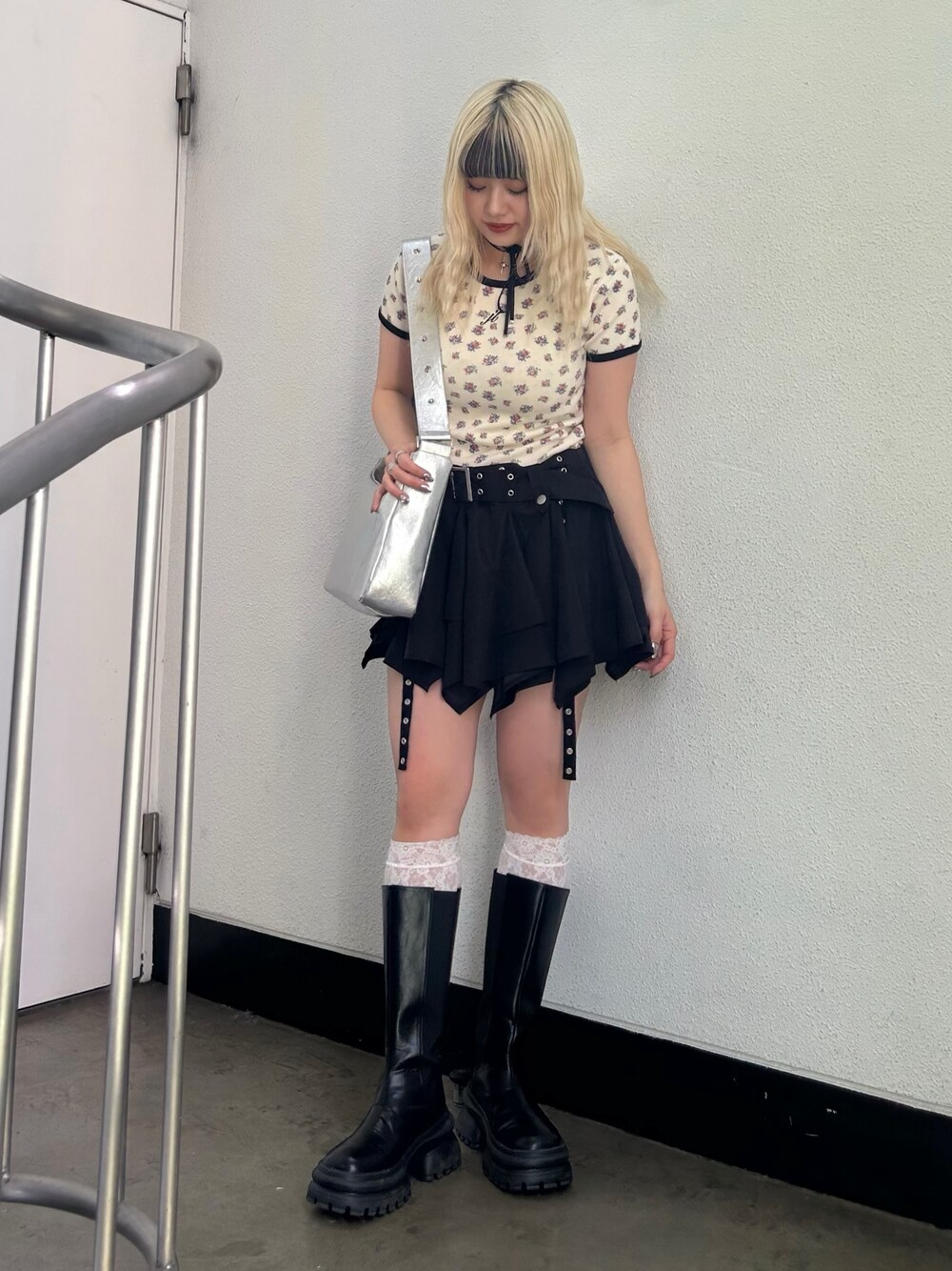 ホワイト系のTシャツ/カットソー、ブラック系のスカート、シルバー系のショルダーバッグを着用したレディースの春コーディネートの1枚目の写真