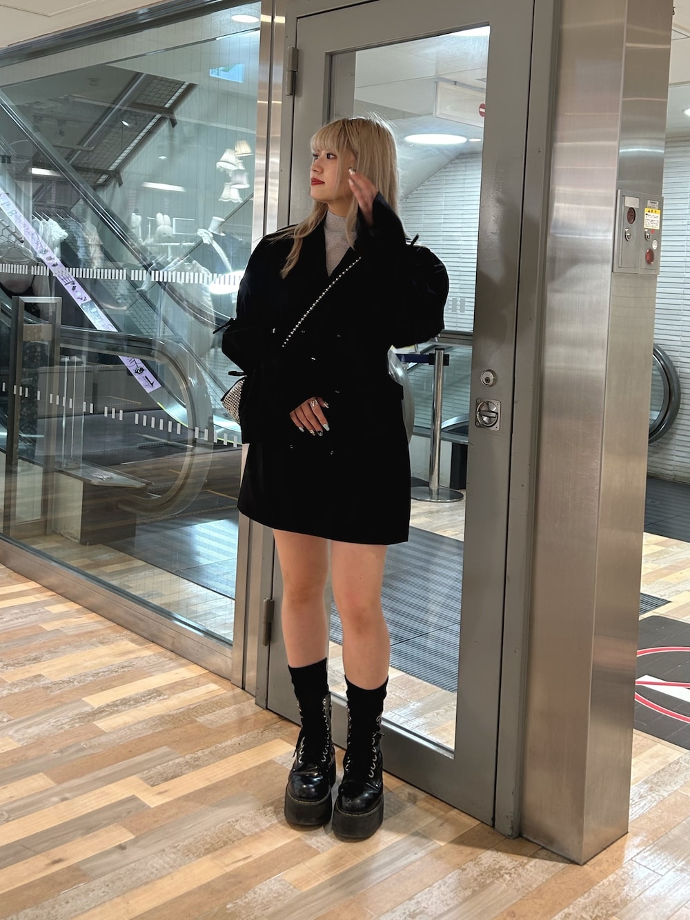 ブラック系のワンピース、シルバー系のTシャツ/カットソー、ホワイト系のショルダーバッグを着用したレディースの秋コーディネートの1枚目の写真