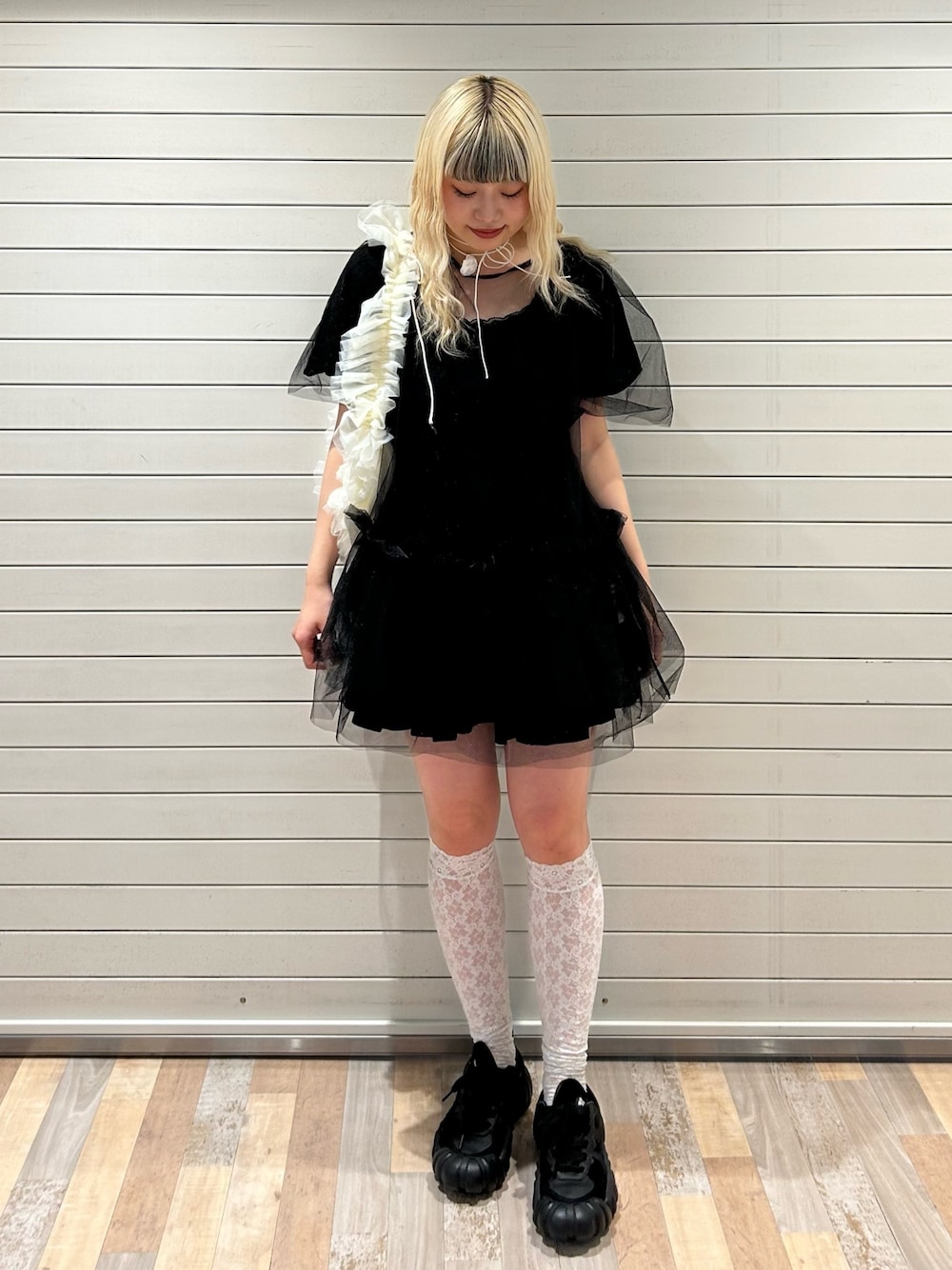 ブラック系のワンピース、ブラック系のワンピース、ホワイト系のショルダーバッグを着用したレディースの夏コーディネートの1枚目の写真