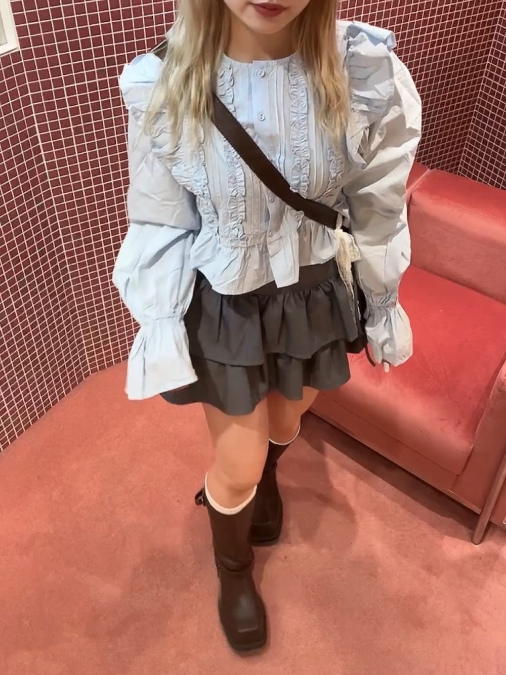 ブルー系のシャツ/ブラウス、グレー系のスカート、ブラウン系のブーツを着用したレディースの夏コーディネートの1枚目の写真