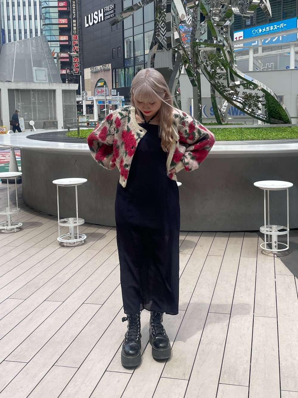 ブラック系のその他シューズ、ホワイト系のカーディガン/ボレロ、ブラック系のワンピースを着用したレディースの夏コーディネートの1枚目の写真