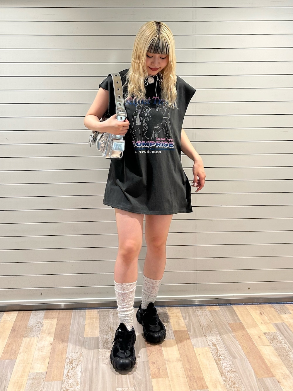 ブラック系のTシャツ/カットソー、シルバー系のハンドバッグ、ホワイト系のチョーカーを着用したレディースの夏コーディネートの1枚目の写真