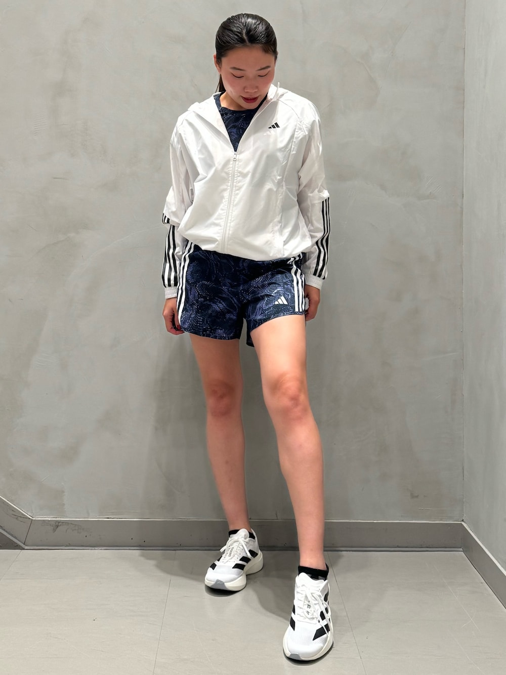 「セットアップ、Tシャツ、adidas、アディダス、ショーツ、ランニング、ランニングシューズ、パフォーマンス、ウインドブレーカー、アディゼロ」｜「adidasのWIND. RDY ハイパーグラム ウインドブレーカー（ナイロンジャケット、ホワイト系）」を使った、OYさん（レディース・163cm）の冬コーディネートの1枚目の写真
