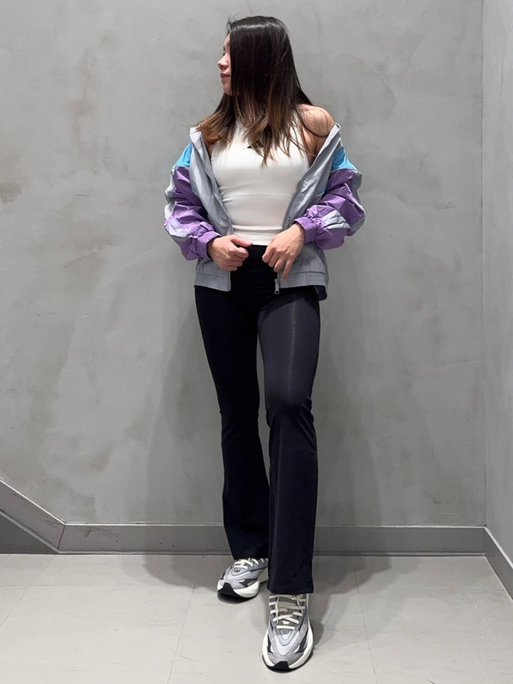 「adidas、アディダス、スニーカー、ジャージ、スポーツウェア、ジム・トレーニング、ブラ＆レギンス、春夏コーデ、春ファッション、ジャケットコーデ」｜「adidasのBYS スリーストライプス ウーブン 軽量ジャケット / アディダス adidas（ナイロンジャケット、グレー系）」を使った、OYさん（レディース・163cm）の春コーディネートの1枚目の写真