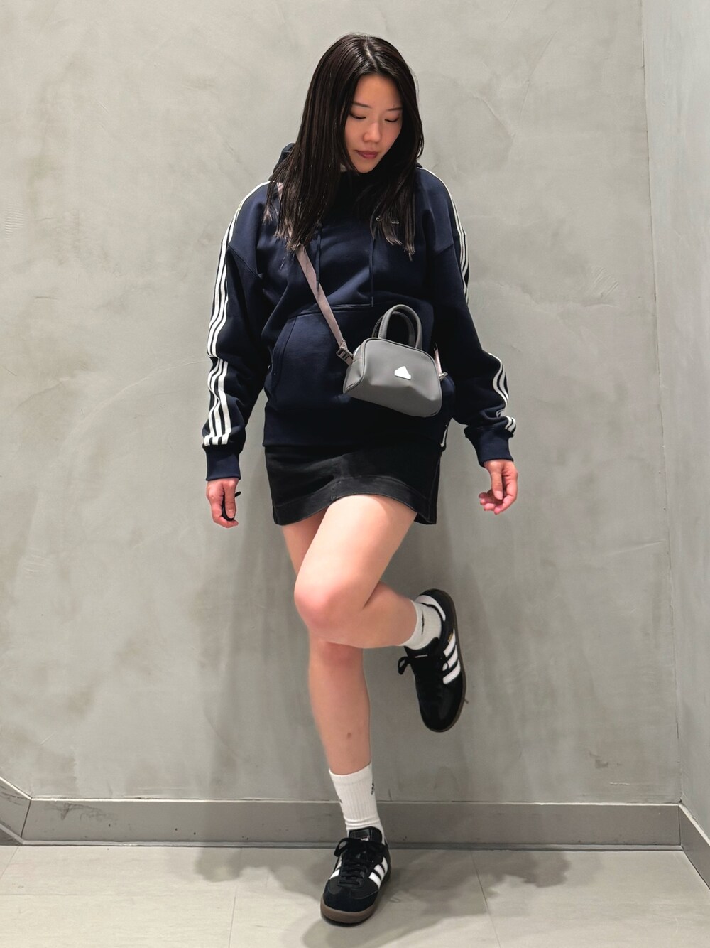「スニーカー、ショルダーバッグ、パーカー、adidas、スポーツウェア、アディダス、フーディー、サンバ、スリーストライプス、ESSENTIALS PLUS」｜「adidasのエッセンシャルズ プラス ルーズフィット スリーストライプス フレンチテリー プルオーバーパーカー / アディダス adidas（パーカー、ブルー系）」を使った、OYさん（レディース・163cm）の春コーディネートの1枚目の写真