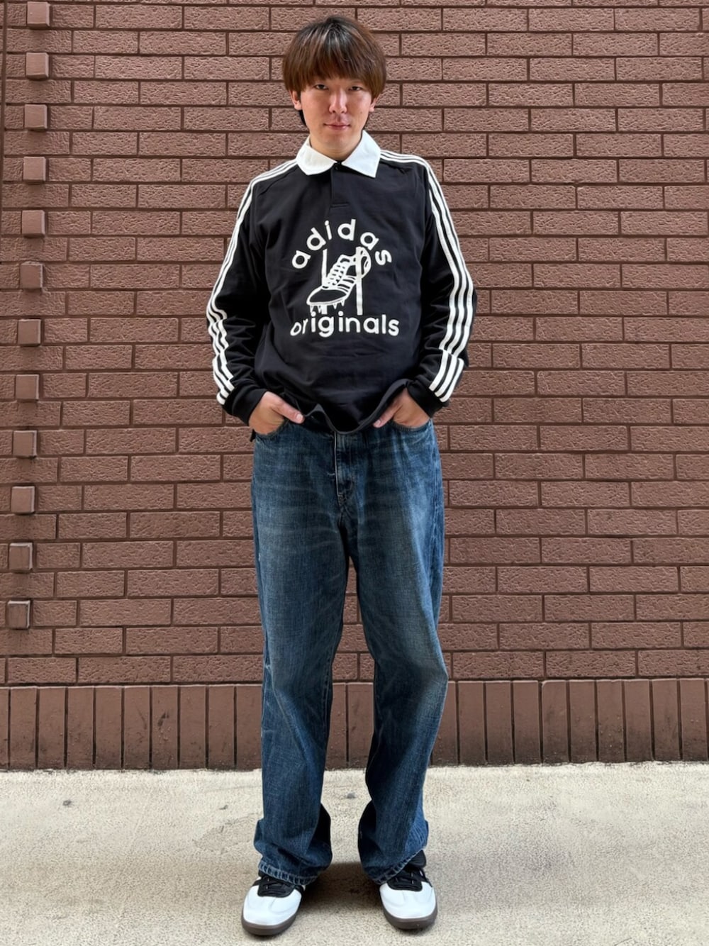 「adidas、adidas originals、アディダス、アディダスオリジナルス、スニーカー、サッカー、スリーストライプス、大人カジュアル、ラフコーデ」｜「adidasのラグビー ポロシャツ / アディダスオリジナルス adidas Originals（ポロシャツ、ブラック系）」を使った、IKさん（メンズ・173cm）の春コーディネートの1枚目の写真