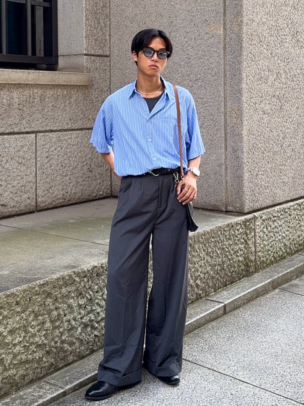 ブルー系のシャツ/ブラウス、グレー系のタンクトップ、ブラック系のショルダーバッグを着用したメンズの夏コーディネートの1枚目の写真