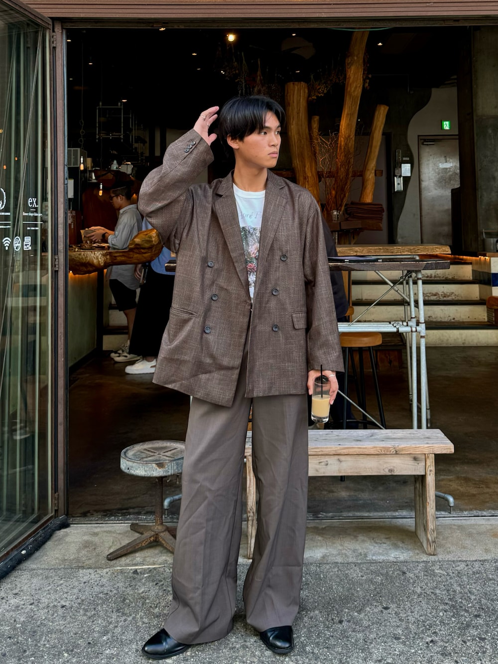 ブラウン系のテーラードジャケット、ホワイト系のTシャツ/カットソー、ブラウン系のスラックスを着用したメンズの秋コーディネートの1枚目の写真