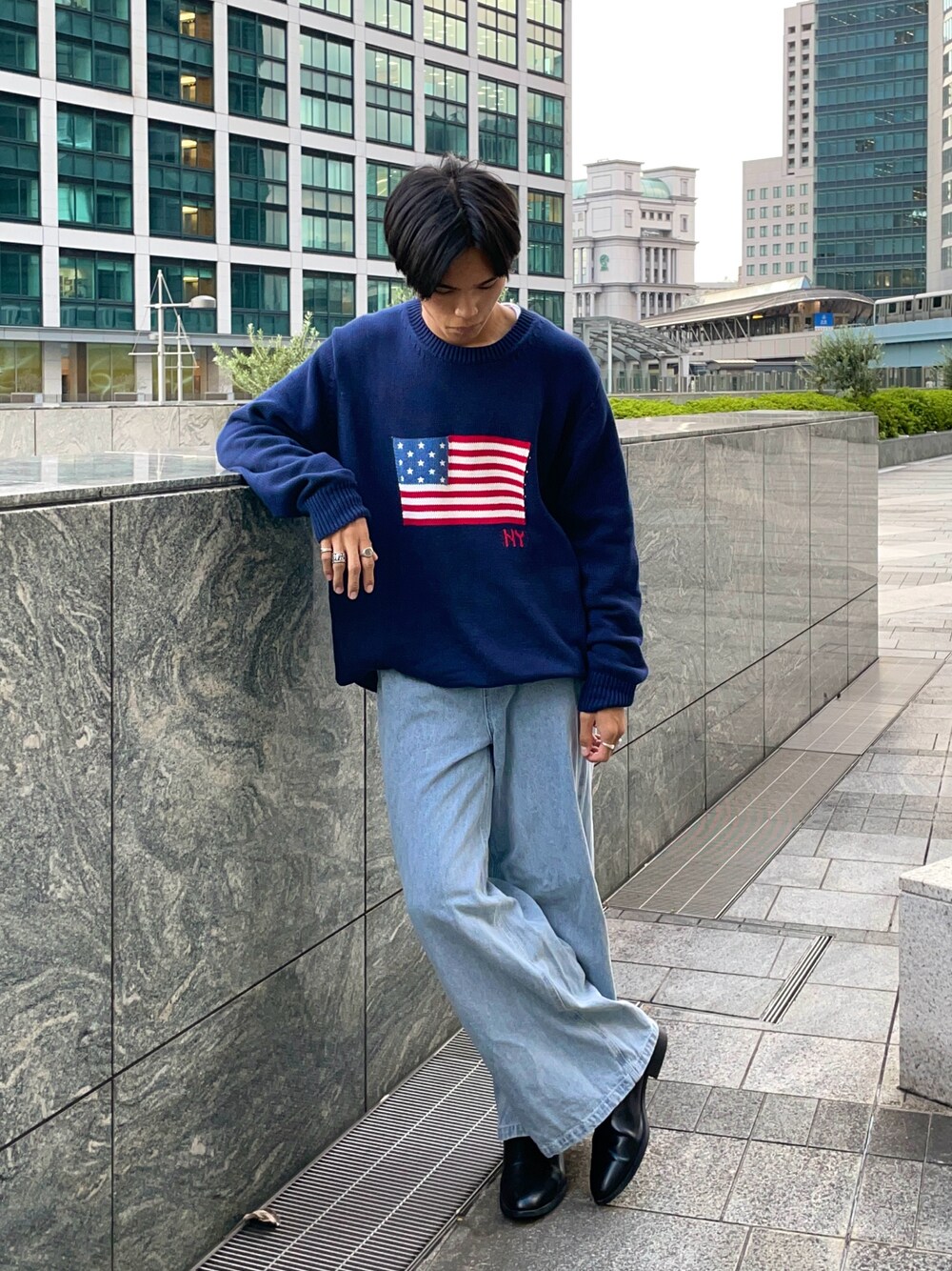 「秋コーデ、大人コーデ、シンプルコーデ、きれいめカジュアル、デニム、ニット、ootd、サイドゴアブーツ、お洒落さんとつながりたい、お出かけコーデ、休日スタイル、大人カジュアル、いいね、save、フォローお願いします🤑、爽やかコーデ、clutch」｜「ZARAのアイテム（ブーツ、ブラック系）」を使った、KAMMAさん（メンズ・178cm）の秋コーディネートの1枚目の写真