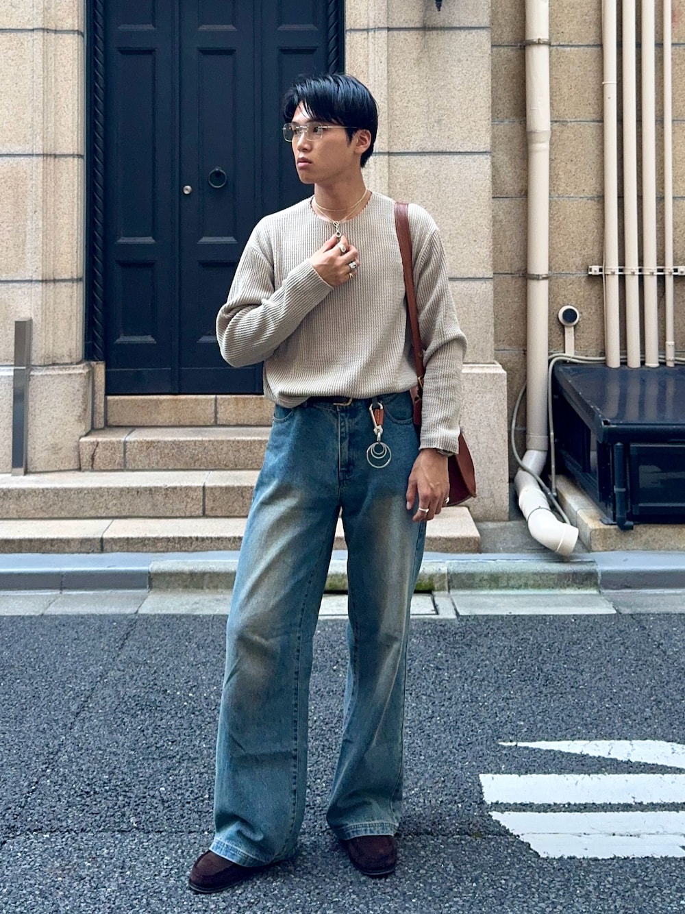 グリーン系のTシャツ/カットソー、ブルー系のデニムパンツ、ブラウン系のショルダーバッグを着用したメンズの夏コーディネートの1枚目の写真